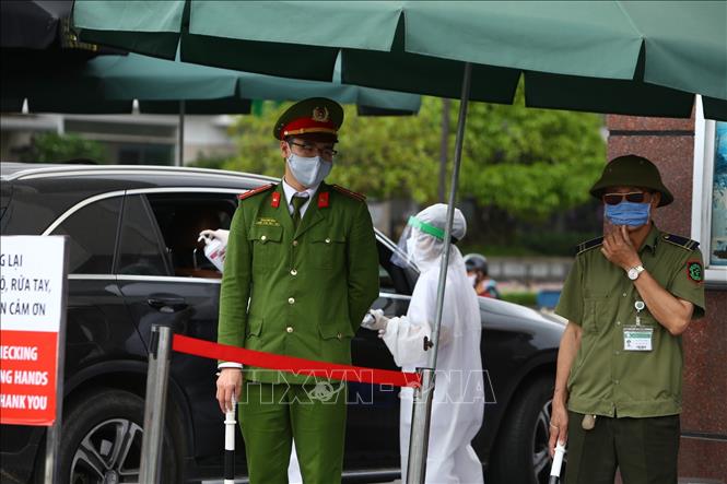 Trong ảnh: Các lực lượng công an, bảo vệ được tăng cường tại cổng số 1 Bệnh viện Bạch Mai. Ảnh: Minh Quyết - TTXVN