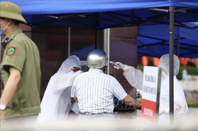 Trong ảnh: Tại cổng số 1 Bệnh viện Bạch Mai mọi hoạt động vẫn bình thường, người dân khi vào cổng sẽ được đo kiểm tra thân nhiệt và sát khuẩn tay. Ảnh: Minh Quyết - TTXVN