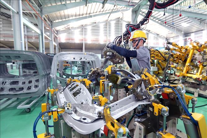 Photo: A production chain of Thaco automobile factory in Chu Lai Open Economic Zone in the central province of Quang Nam. VNA Photo: Danh Lam