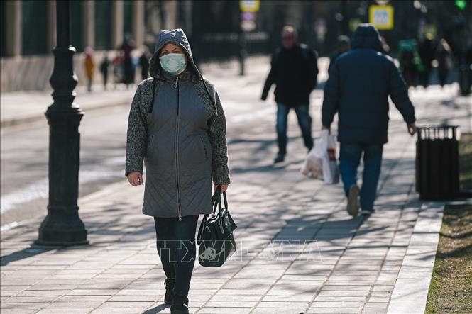 Trong ảnh: Người dân đeo khẩu trang để phòng tránh lây nhiễm COVID-19 tại Moskva, Nga, ngày 24/3/2020. Ảnh: THX/ TTXVN