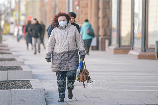 Trong ảnh: Người dân đeo khẩu trang để phòng tránh lây nhiễm COVID-19 tại Moskva, Nga, ngày 24/3/2020. Ảnh: THX/ TTXVN
