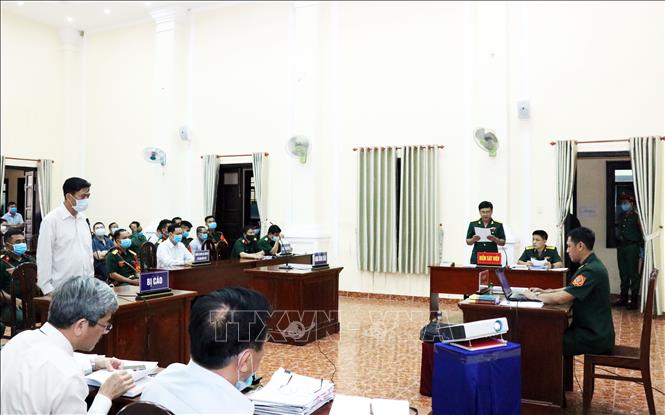Trong ảnh: Đại diện Viện Kiếm sát Quân sự Quân khu 7 đọc cáo trạng tại phiên tòa. Ảnh: Xuân Khu-TTXVN.