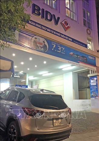 Trong ảnh: Chi nhánh BIDV bị cách ly (ảnh chụp tối 26/3). Ảnh: Trần Việt - TTXVN