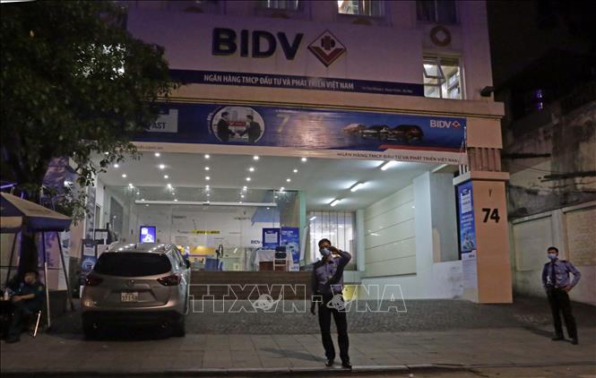 Trong ảnh: Chi nhánh BIDV bị cách ly (ảnh chụp tối 26/3). Ảnh: Trần Việt - TTXVN