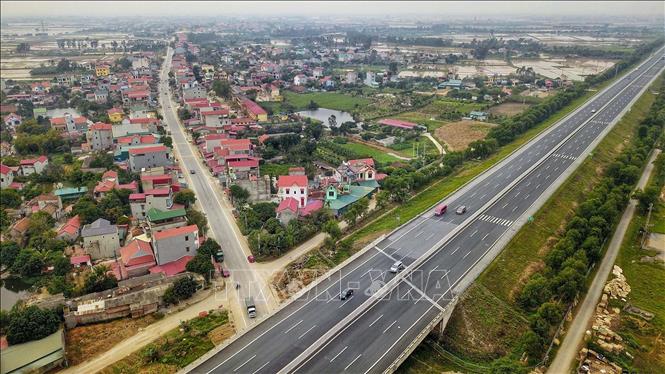 Trong ảnh: Giao thông huyện Ân Thi được cứng hóa, kết nối với Quốc lộ 39, góp phần quan trọng trong phát triển kinh tế khu vực nông thôn. Ảnh: Thành Đạt – TTXVN