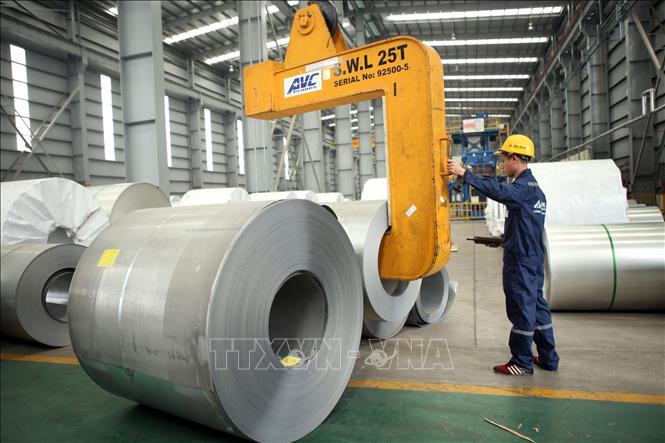 Trong ảnh: Sản xuất tôn tại Công ty TNHH Tôn Hòa Phát, Khu công nghiệp Phố Nối A (Hưng Yên). Ảnh: Danh Lam – TTXVN