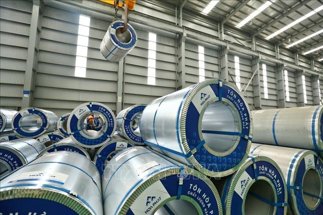Trong ảnh: Sản xuất tôn tại Công ty TNHH Tôn Hòa Phát, Khu công nghiệp Phố Nối A, huyện Yên Mỹ. Ảnh: Minh Quyết – TTXVN 