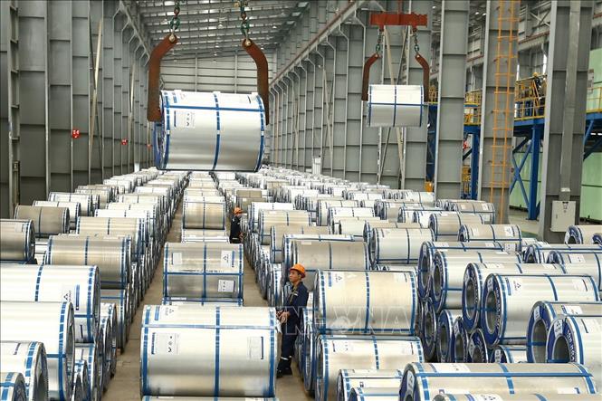 Trong ảnh: Sản xuất tôn tại Công ty TNHH Tôn Hòa Phát, Khu công nghiệp Phố Nối A, huyện Yên Mỹ. Ảnh: Minh Quyết – TTXVN 