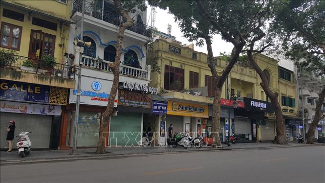 Nhiều cửa hàng trên các đường phố Hà Nội thực hiện nghiêm túc đề nghị ngừng kinh doanh. Ảnh: Đinh Thuận - TTXVN