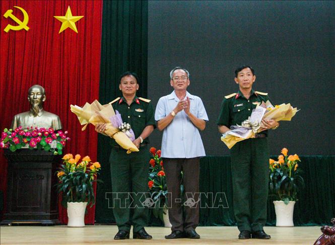 Trong ảnh: Đồng chí Lữ Văn Hùng, Ủy viên Trung ương Đảng, Bí thư Tỉnh ủy Hậu Giang tặng hoa chúc mừng Đại tá Huỳnh Chiến Công và Đại tá Lê Văn Thăng. Ảnh: Hồng Thái - TTXVN