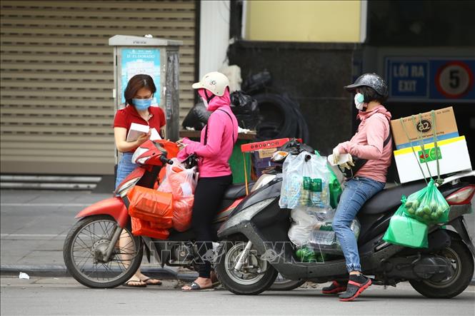 Trong ảnh: Những ngày gần đây, dịch vụ shiper tại Hà Nội rất bận rộn. Ảnh: Minh Quyết - TTXVN