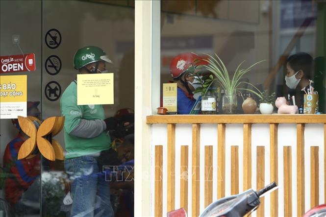 Trong ảnh: Shiper đứng xếp hàng, chờ nhận hàng. Ảnh: Minh Quyết - TTXVN