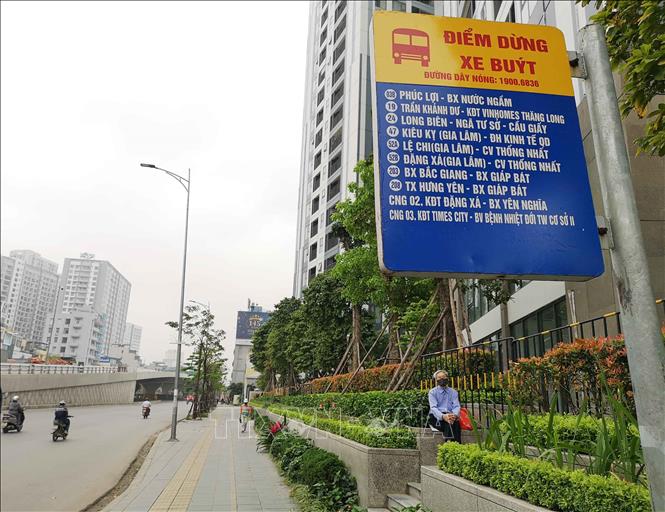 Trong ảnh: Điểm chờ xe buýt trên đường Minh Khai vẫn có người dân chờ xe vì không biết được lịch ngưng hoạt động. Ảnh: Thanh Tùng-TTXVN
