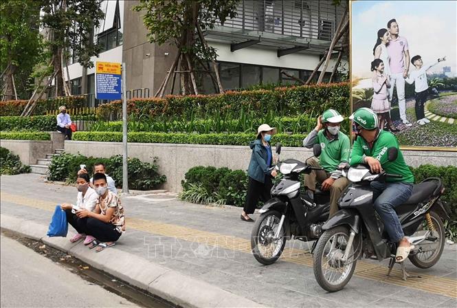 Trong ảnh: Nhiều người dân không nắm được lịch ngưng hoạt động nên vẫn tới các điểm dừng để chờ xe buýt (ảnh chụp sáng 28/3/2020). Ảnh: Thanh Tùng-TTXVN