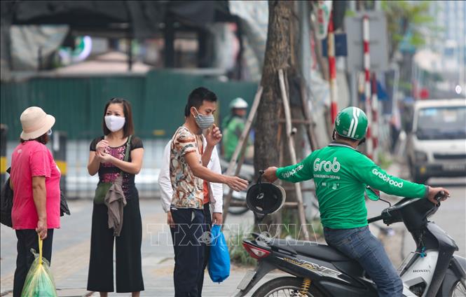 Trong ảnh: Nhiều người dân đã sử dụng phương tiện xe công nghệ sau khi biết được lịch ngưng hoạt động của các tuyến xe buýt . Ảnh : Thanh Tùng-TTXVN