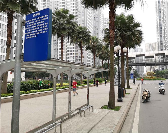 Trong ảnh: Điểm dừng đón của xe buýt tại khu đô thị Times City đã không còn người chờ (ảnh chụp sáng 28/3/2020). Ảnh: Thanh Tùng-TTXVN