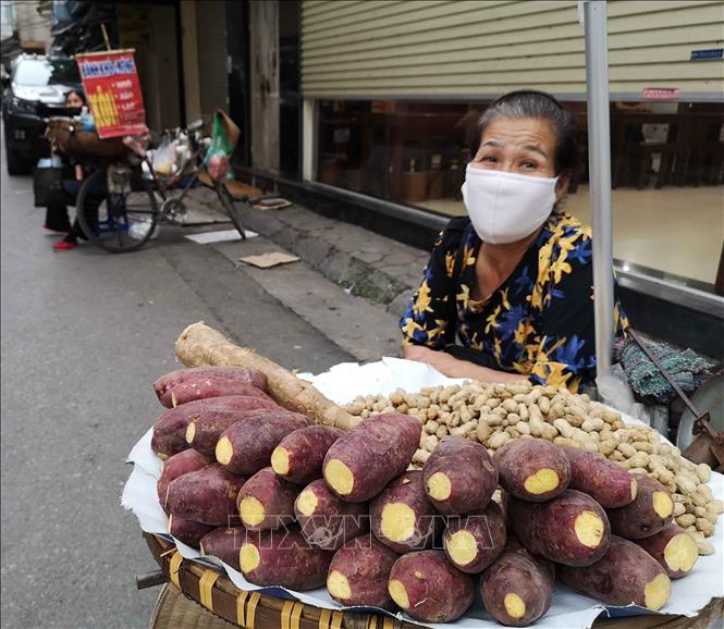 Trong ảnh: Một người bán hàng rong trong ngõ nhỏ đã ý thức đeo khẩu trang để phòng, chống dịch COVID-19. Ảnh: Thanh Tùng-TTXVN