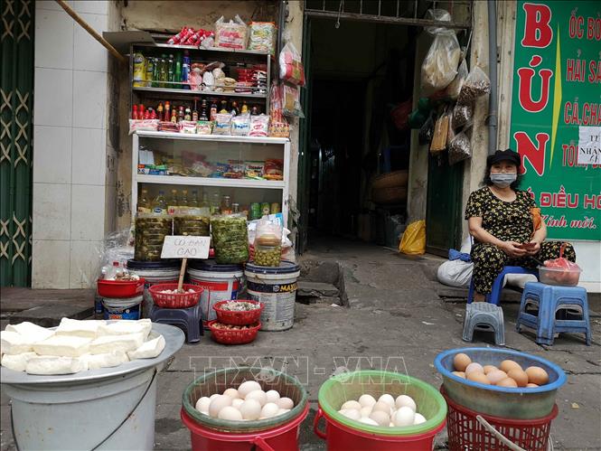 Trong ảnh: Những gian hàng không thuộc danh mục phải đóng cửa vẫn mở cửa bán hàng bình thường phục vụ người dân. Ảnh: Thanh Tùng-TTXVN