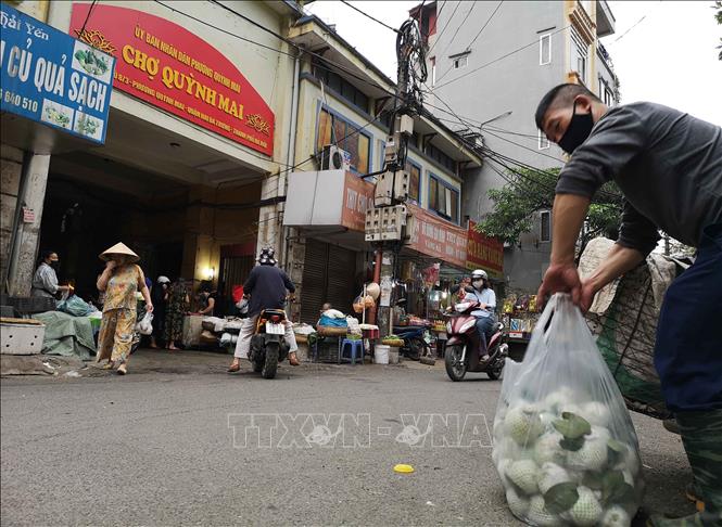 Trong ảnh: Hoạt động mua bán tại chợ dân sinh diễn ra bình thường song có phần thưa vắng hơn. Ảnh: Thanh Tùng-TTXVN