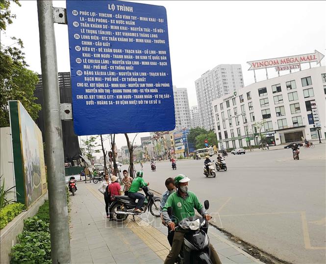 Trong ảnh: Nhiều người tại điểm chờ xe buýt trên đường Minh Khai khi biết được lịch ngưng hoạt động đã phải sử dụng phương tiện xe ôm. Ảnh: Thanh Tùng-TTXVN