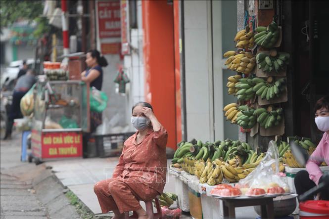 Trong ảnh: Hoạt động mua bán tại chợ dân sinh có phần thưa vắng hơn trong sáng 28/3. Ảnh: Thanh Tùng-TTXVN