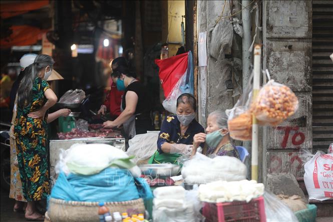 Trong ảnh: Hoạt động mua bán tại chợ dân sinh diễn ra bình thường song có phần thưa vắng hơn. Ảnh: Thanh Tùng-TTXVN