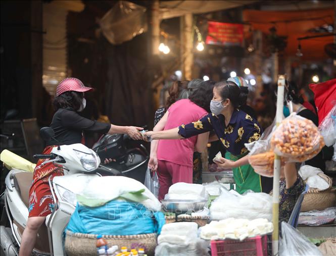 Trong ảnh: Những gian hàng không thuộc danh mục phải đóng cửa vẫn mở cửa bán hàng bình thường phục vụ người dân. Ảnh: Thanh Tùng-TTXVN