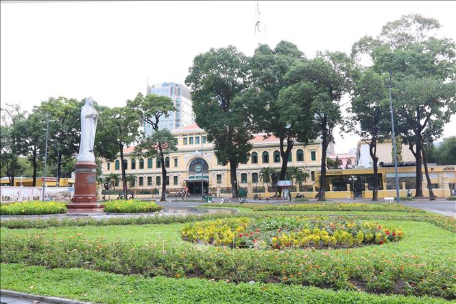 Trong ảnh: Bưu Điện thành phố cũng vắng khách trong và ngoài nước tham quan trong những ngày cao điểm phòng, chống dịch. Ảnh: Thanh Vũ – TTXVN