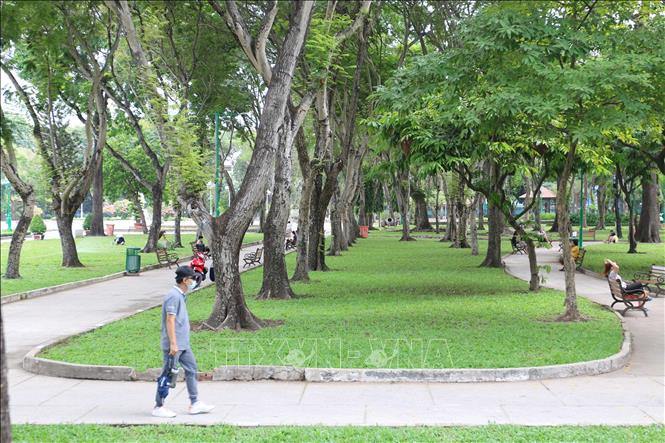 Trong ảnh: Nhiều người dân chọn lựa công viên Lê Thị Riêng (Quận 1) làm nơi nghỉ ngơi, tập thể dục, hít thở bầu không khí trong lành trong những ngày cao điểm phòng, chống dịch. Ảnh: Thanh Vũ – TTXVN
