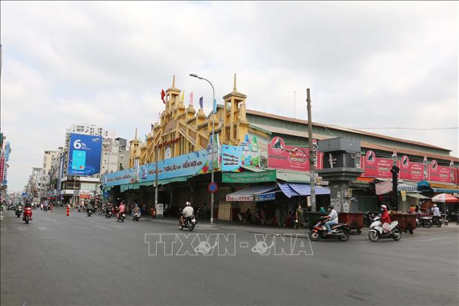 Trong ảnh: Chợ Tân Định, nơi cung cấp thực phẩm, rau củ quả tươi, ngon nhất thành phố cũng hạn chế người mua trong những ngày cao điểm phòng, chống dịch. Ảnh: Thanh Vũ – TTXVN