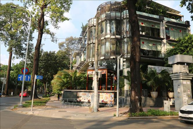 Trong ảnh: Nhiều hàng, quán trên đường Lê Quý Đôn (Quận 3) đóng cửa, ngừng bán. Ảnh: Thanh Vũ – TTXVN