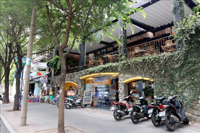 Trong ảnh: Nhiều cửa hàng ăn uống chuyển sang hình thức bán hàng 