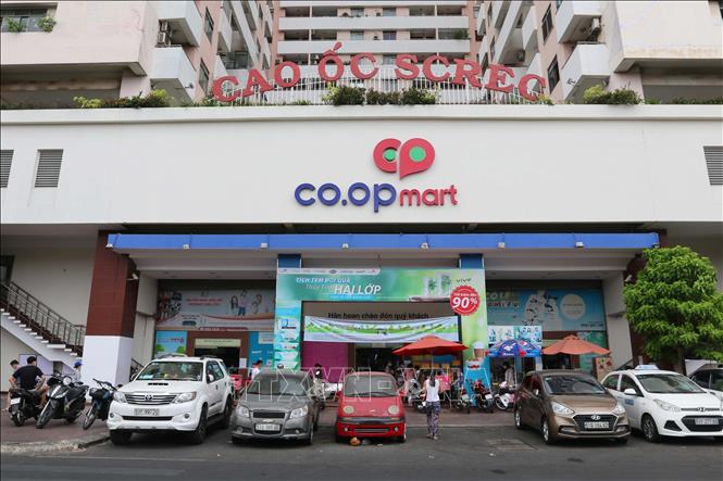 Trong ảnh: Hệ thống siêu thị Sài Gòn Co.op, nơi cung cấp thực phẩm, rau củ quả tươi, đồ dùng thiết yếu thu hút khách đến mua sắm nhưng vẫn phải đảm bảo an toàn trong những ngày cao điểm phòng, chống dịch COVID-19. Ảnh: Thanh Vũ – TTXVN