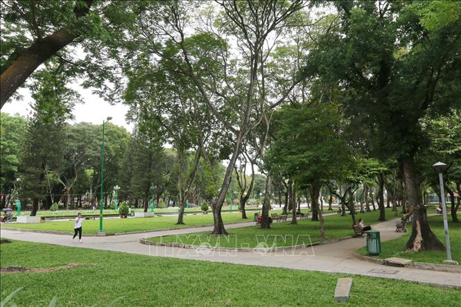 Trong ảnh: Nhiều người dân chọn lựa công viên Lê Thị Riêng (Quận 1) làm nơi nghỉ ngơi, tập thể dục, hít thở bầu không khí trong lành trong những ngày cao điểm phòng, chống dịch. Ảnh: Thanh Vũ – TTXVN