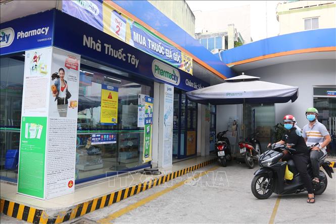 Trong ảnh: Các hiệu thuốc tây vẫn duy trì phục vụ khách trong những ngày cao điểm phòng, chống dịch. Ảnh: Thanh Vũ – TTXVN