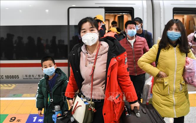 Trong ảnh: Hành khách tại nhà ga đường sắt Wuchang, thành phố Vũ Hán, tỉnh Hồ Bắc (Trung Quốc) khi chuyến tàu đầu tiên chính thức hoạt động trở lại sau 2 tháng bị phong tỏa do dịch COVID-19, ngày 28/3/2020. Ảnh: THX/TTXVN