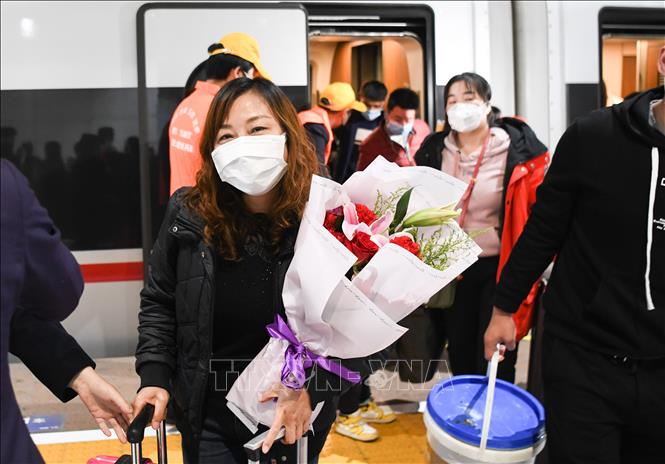 Trong ảnh: Hành khách tại nhà ga đường sắt Wuchang, thành phố Vũ Hán, tỉnh Hồ Bắc (Trung Quốc) khi chuyến tàu đầu tiên chính thức hoạt động trở lại sau 2 tháng bị phong tỏa do dịch COVID-19, ngày 28/3/2020. Ảnh: THX/TTXVN