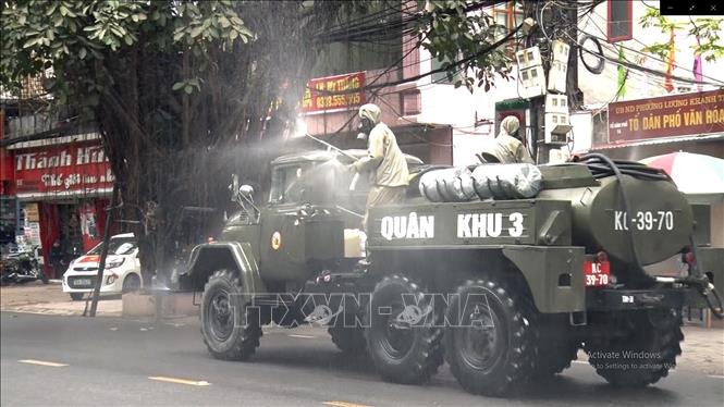 Photo: Spraying disinfectant to sterilize streets in Hai Phong city. VNA Photo: Hoàng Ngọc