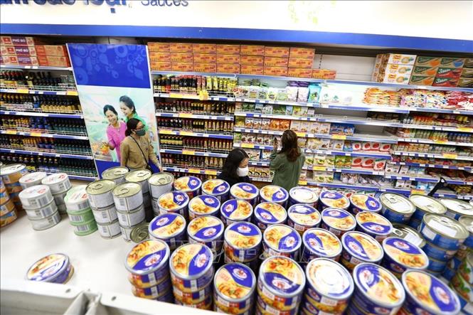 Photo: Customers at VinMart  supermarket  in Hanoi. VNA Photo: Minh Quyết