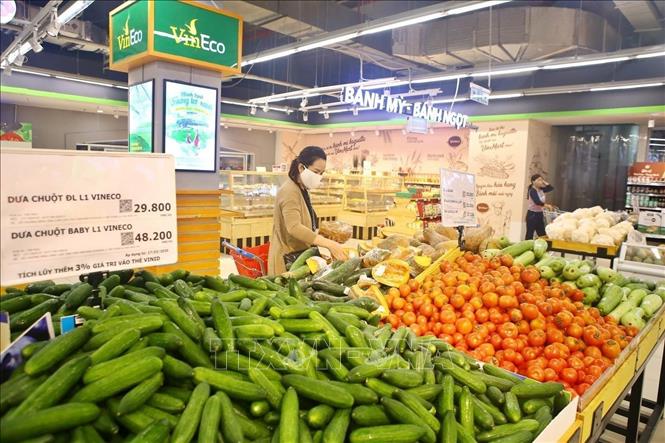 Photo: Customers at VinMart  supermarket  in Hanoi. VNA Photo: Minh Quyết
