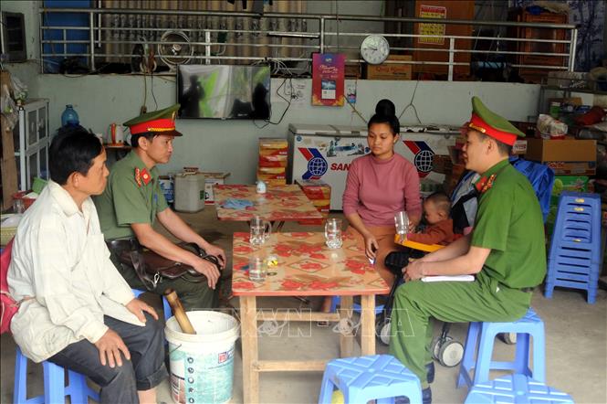 Trong ảnh: Lực lương Công an chính quy xã Nậm Lạnh, tuyên truyền vận động nhân dân khai báo người thân ra vào địa bàn xã đặc biệt là người đi từ vùng có dịch trở về, từ đó thông tin cho ngành y tế để có các biện pháp hướng dẫn, cách ly theo quy định. Ảnh Quang Quyết-TTXVN