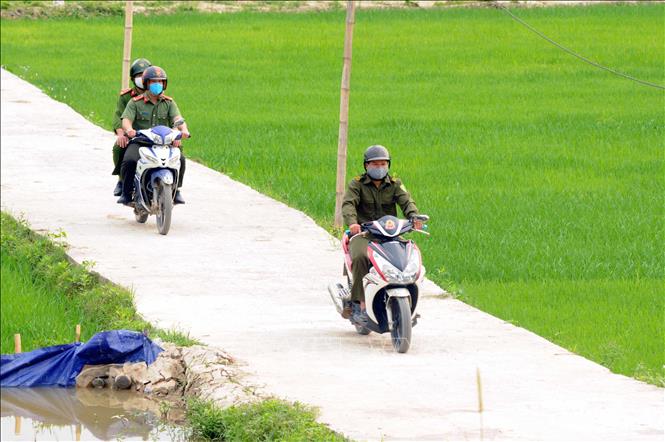 Trong ảnh: Từ khi công an chính quy về xã Dồm Cang, hình ảnh cán bộ, chiến sỹ công an chính quy, công an viên thường xuyên xuống cơ sở, nắm bắt tình hình an ninh trật tự, đã trở nên quen thuộc với người dân các bản. Ảnh Quang Quyết-TTXVN