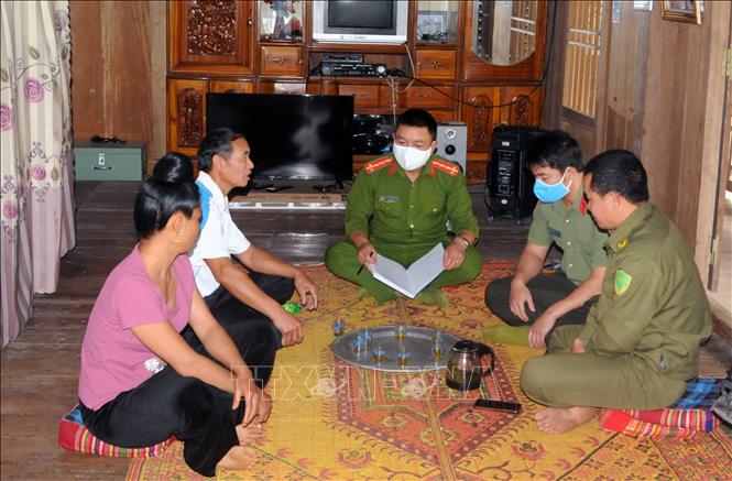 Trong ảnh: Hiện tại đang là thời kỳ cao điểm trong công tác phòng, chống dịch bệnh COVID-19. Công an chính quy xã Dồm Cang, cùng với lực lượng công an viên thường xuyên xuống các bản, nắm chắc, quản lý chặt các đối tượng ra vào địa bàn, đặc biệt là các đối tượng đi từ vùng có dịch trở về, từ đó thông tin cho ngành y tế để có các biện pháp hướng dẫn, cách ly theo quy định. Ảnh Quang Quyết-TTXVN