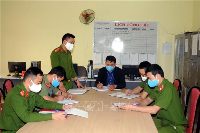 Trong ảnh: Lực lương Công an chính quy xã xã Dồm Cang trao đổi với chính quyền xã về tình hình an ninh trật tự và các đối tượng ra vào địa bàn. Ảnh Quang Quyết-TTXVN