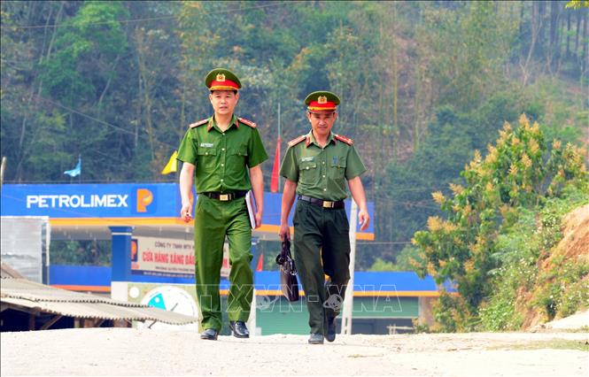 Trong ảnh: Lực lương Công an chính quy xã Nậm Lạnh thường xuyên xuống các bản, nắm chắc địa bàn, đảm bảo tình hình an ninh trật tự. Ảnh Quang Quyết-TTXVN