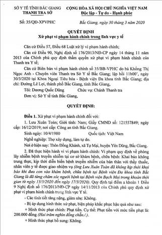 Trong ảnh: Quyết định xử phạt ông Lưu Xuân Toàn, thôn Đồng Khánh, xã Tự Mai, huyện Yên Dũng, tỉnh Bắc Giang do khai báo không trung thực kịp thời diễn biến bệnh truyền nhiễm của bản thân với thầy thuốc, nhân viên y tế. Ảnh: Đồng Thúy-TTXVN
