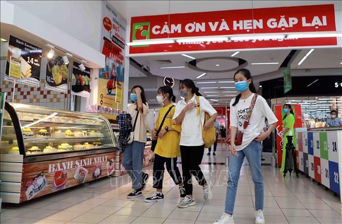 Trong ảnh: Khách hàng được đề nghị đeo khẩu trang và rửa tay sát khuẩn phòng chống dịch COVID -19 khi mua sắm ở Siêu thị Big C Vĩnh Phúc. Ảnh: Hoàng Hùng -TTXVN