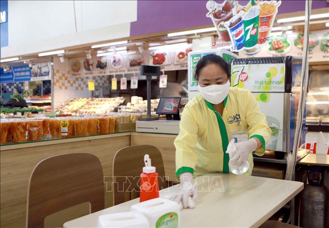 Trong ảnh: Toàn bộ nhân viên làm việc tại Trung tâm thương mại Bic C Vĩnh Phúc được trang bị đầy đủ dụng cụ bảo hộ như khẩu trang, găng tay cao su, và vệ sinh khu vực làm việc hàng ngày. Ảnh: Hoàng Hùng -TTXVN