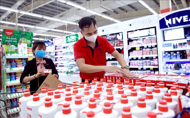 Trong ảnh: Nhân viên siêu thị Big C Vĩnh Phúc đeo khẩu trang khi làm việc. Ảnh: Hoàng Hùng -TTXVN