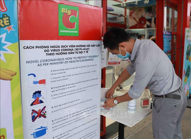 Trong ảnh: Siêu thị Big C Vĩnh Phúc bố trí các biển, bảng tuyên truyền phòng chống dịch COVID -19 tại vị trí trung tâm, các lối ra vào để khách hàng dễ dàng theo dõi. Ảnh: Hoàng Hùng -TTXVN